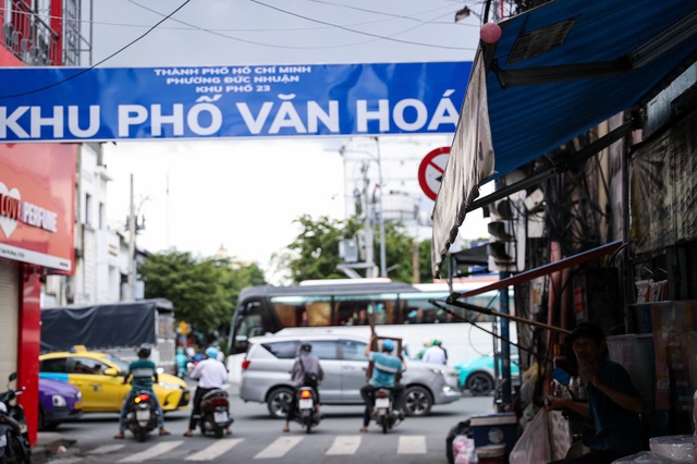 Biển báo núp lùm tại TP . HCM dễ gây vi phạm cho người dân - Ảnh 1. Biển báo núp lùm tại TP . HCM dễ gây vi phạm cho người dân - Ảnh 1.