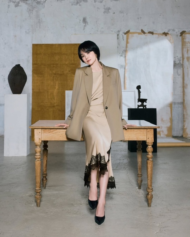 Làm chủ thần thái 'high fashion" cùng bộ đôi váy dài và áo khoác - Ảnh 7.