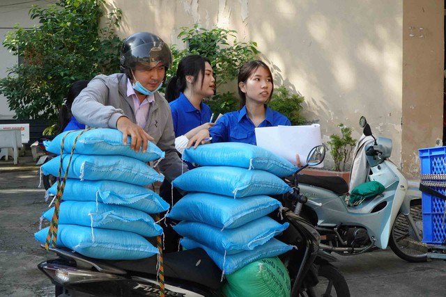 Sinh viên quyên góp hàng chục tấn hàng tiếp sức vùng bão, lũ- Ảnh 4. Sinh viên quyên góp hàng chục tấn hàng tiếp sức vùng bão, lũ- Ảnh 4.
