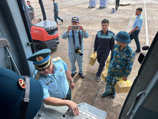 Trực thăng quân sự cứu trợ nhân dân các địa bàn bị ngập lụt tại Lạng Sơn - Ảnh 10.