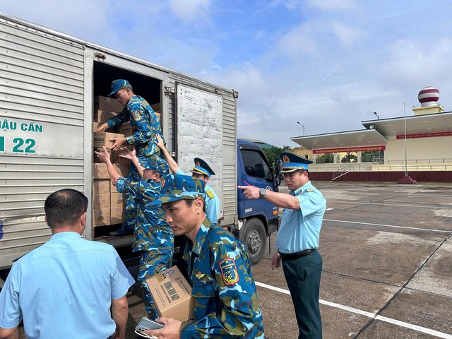 Trực thăng quân sự cứu trợ nhân dân các địa bàn bị ngập lụt tại Lạng Sơn - Ảnh 11.