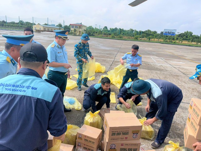 Trực thăng quân sự cứu trợ nhân dân các địa bàn bị ngập lụt tại Lạng Sơn - Ảnh 12.