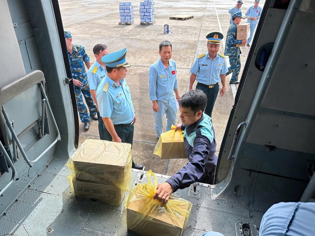 Trực thăng quân sự cứu trợ nhân dân các địa bàn bị ngập lụt tại Lạng Sơn - Ảnh 14.