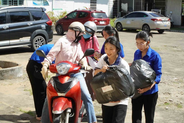 Sinh viên quyên góp hàng chục tấn hàng tiếp sức vùng bão, lũ- Ảnh 2. Sinh viên quyên góp hàng chục tấn hàng tiếp sức vùng bão, lũ- Ảnh 2.