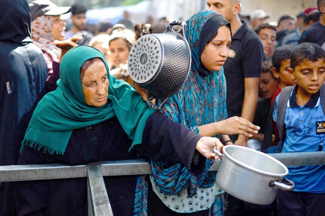 Giữa lúc đàm phán, Israel chặn tàu cứu trợ đến Gaza - Ảnh 1.