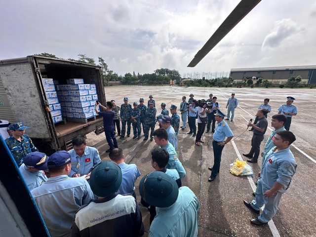 Trực thăng quân sự cứu trợ nhân dân các địa bàn bị ngập lụt tại Lạng Sơn - Ảnh 3.