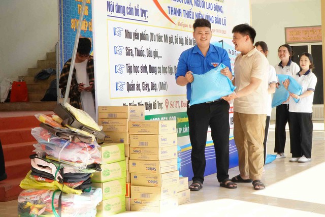 Sinh viên quyên góp hàng chục tấn hàng tiếp sức vùng bão, lũ- Ảnh 1. Sinh viên quyên góp hàng chục tấn hàng tiếp sức vùng bão, lũ- Ảnh 1.
