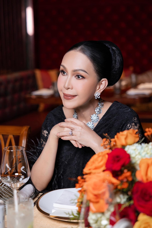 'Nữ hoàng ảnh lịch' Diễm My: Tôi không biết nấu ăn nhưng vẫn giữ được chồng - Ảnh 2.