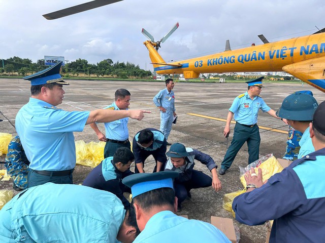 Trực thăng quân sự cứu trợ nhân dân các địa bàn bị ngập lụt tại Lạng Sơn - Ảnh 5.