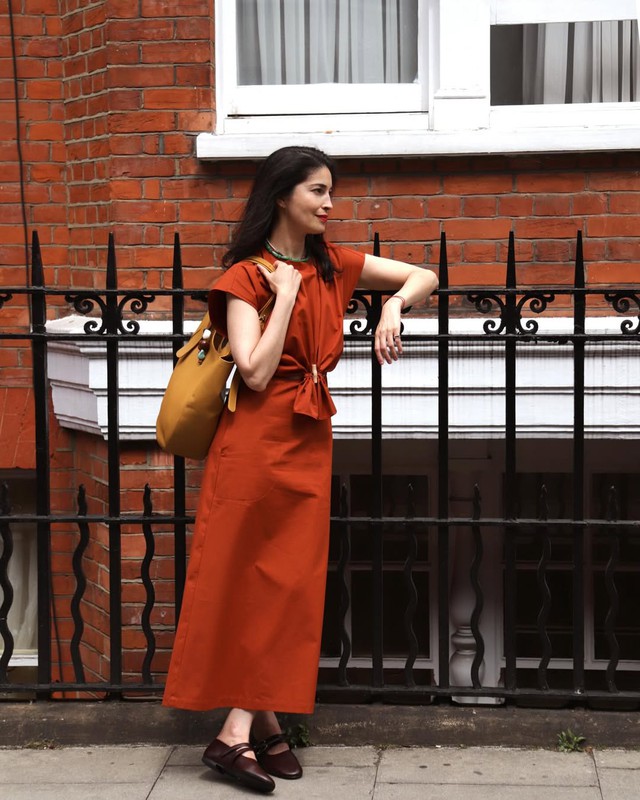 Diện váy dài đến công sở, một bước đi đầy phong cách - Ảnh 1.