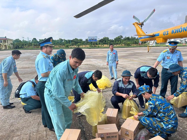 Trực thăng quân sự cứu trợ nhân dân các địa bàn bị ngập lụt tại Lạng Sơn - Ảnh 6.