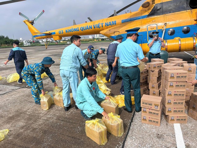 Trực thăng quân sự cứu trợ nhân dân các địa bàn bị ngập lụt tại Lạng Sơn - Ảnh 7.