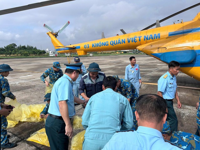 Trực thăng quân sự cứu trợ nhân dân các địa bàn bị ngập lụt tại Lạng Sơn - Ảnh 8.