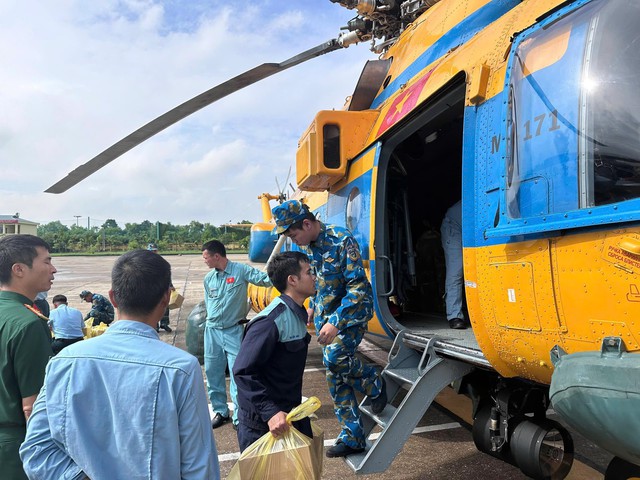 Trực thăng quân sự cứu trợ nhân dân các địa bàn bị ngập lụt tại Lạng Sơn - Ảnh 9.