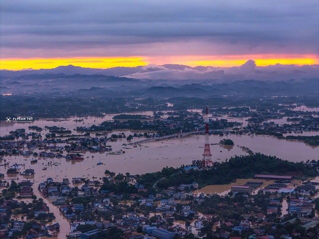 Người d&acirc;n Th&aacute;i Nguy&ecirc;n trắng đ&ecirc;m ng&acirc;m m&igrave;nh trong cơn lũ lịch sử, tiếp tục cầu cứu - Ảnh 4.