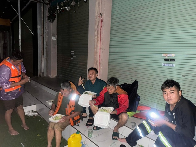 Người d&acirc;n Th&aacute;i Nguy&ecirc;n trắng đ&ecirc;m ng&acirc;m m&igrave;nh trong cơn lũ lịch sử, tiếp tục cầu cứu - Ảnh 7.