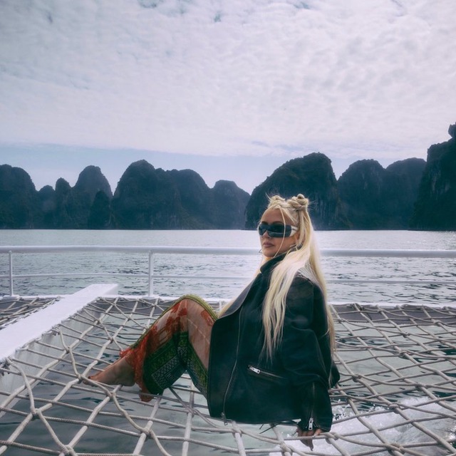 Ngôi sao Christina Aguilera chụp ảnh trên du thuyền ở vịnh Hạ Long. Ảnh: Instagram NV Ngôi sao Christina Aguilera chụp ảnh trên du thuyền ở vịnh Hạ Long