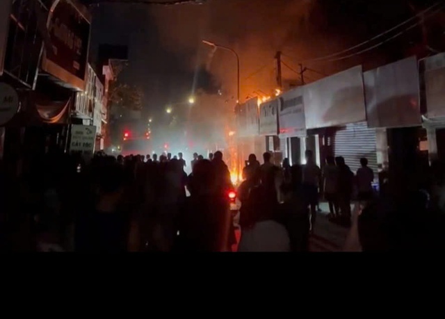 Cháy cửa hàng quần áo ở Nghệ An khiến 1 người tử vong trong đêm khuya - Ảnh 1.