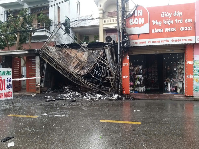 Cháy cửa hàng quần áo ở Nghệ An khiến 1 người tử vong trong đêm khuya - Ảnh 3.