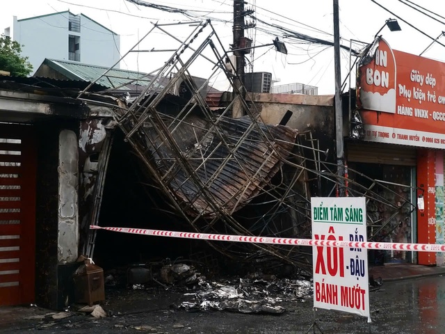 Cháy cửa hàng quần áo ở Nghệ An khiến 1 người tử vong trong đêm khuya - Ảnh 4.