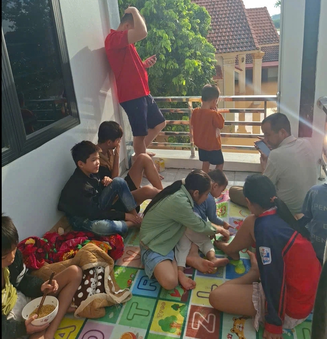 Lạng Sơn: 'Nh&agrave; ngập tận n&oacute;c, đồ đạc tr&ocirc;i hết rồi, chỉ mong nước mau r&uacute;t th&ocirc;i' - Ảnh 3.