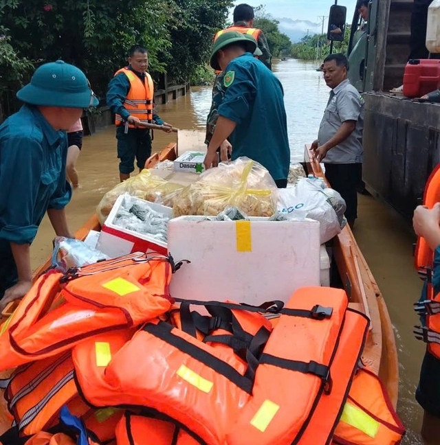 Lạng Sơn: 'Nh&agrave; ngập tận n&oacute;c, đồ đạc tr&ocirc;i hết rồi, chỉ mong nước mau r&uacute;t th&ocirc;i' - Ảnh 2.