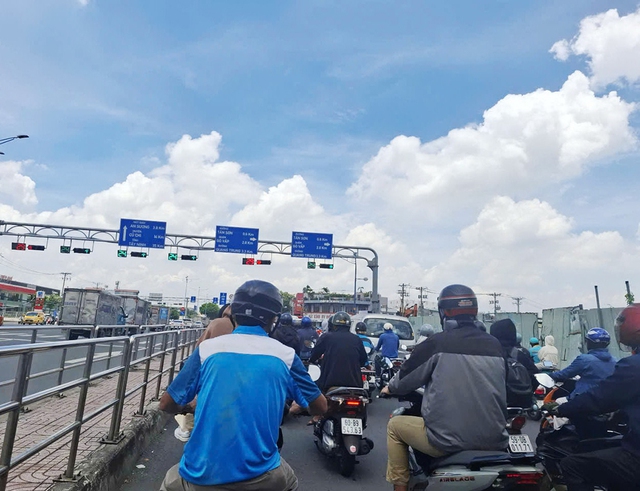 &Ugrave;n tắc ở c&aacute;c giao lộ tr&ecirc;n đường Trường Chinh- Ảnh 1.