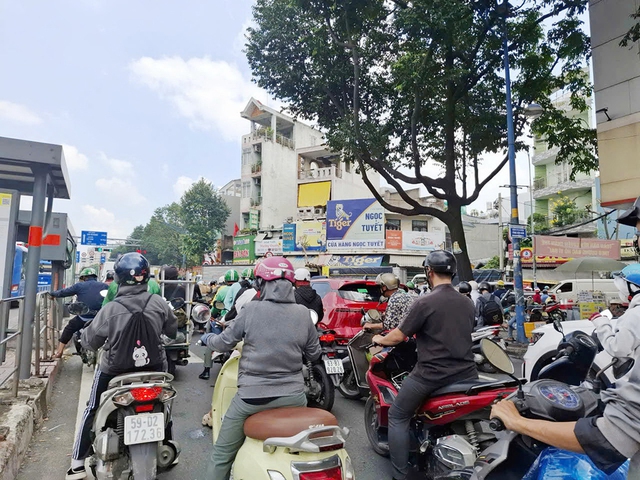 &Ugrave;n tắc ở c&aacute;c giao lộ tr&ecirc;n đường Trường Chinh- Ảnh 2.