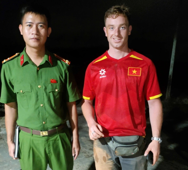 Hai du khách Hà Lan đi lạc vào rừng sâu…