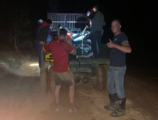 Hai du khách Hà Lan đi lạc vào rừng sâu được công an Quảng Trị giải cứu- Ảnh 2.