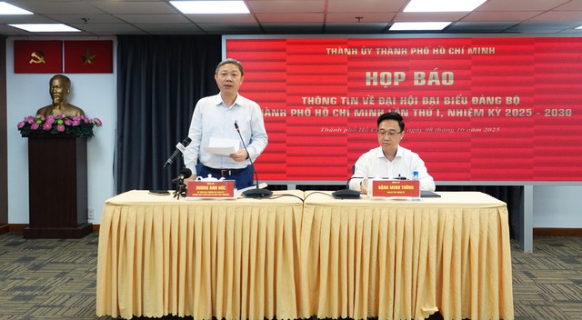 

Họp báo do Phó bí thư Thành ủy TP.HCM Đặng Minh Thông (ngồi) cùng Trưởng ban Tuyên giáo và Dân vận Thành ủy chủ trì  