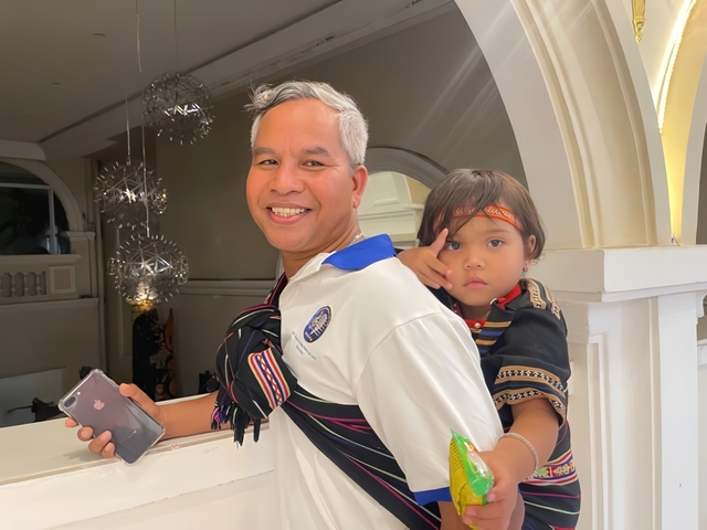 Nghệ sĩ nhạc cụ dân tộc người J'rai ‘làm cha’ của 11 em nhỏ bị bỏ rơi - Ảnh 1.