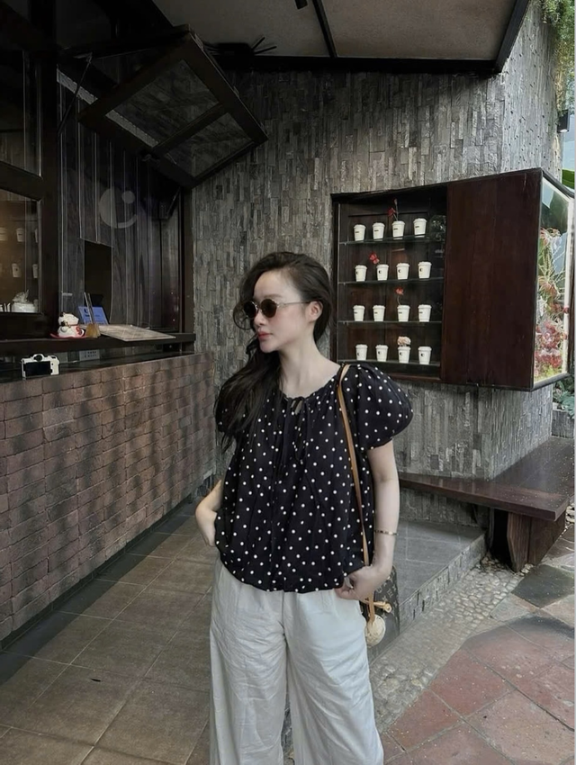 'Cân' mọi phong cách chỉ với áo babydoll linh hoạt- Ảnh 1.