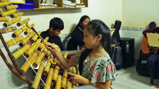 Nghệ sĩ nhạc cụ dân tộc người J'rai ‘làm cha’ của 11 em nhỏ bị bỏ rơi - Ảnh 4.