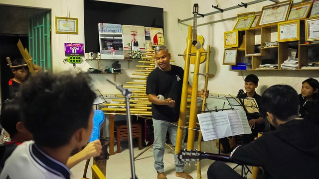 Nghệ sĩ nhạc cụ dân tộc người J'rai ‘làm cha’ của 11 em nhỏ bị bỏ rơi - Ảnh 2.