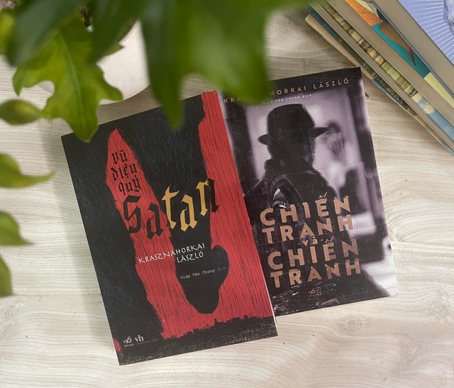 Sách của chủ nhân Nobel Văn chương 2025 'cháy hàng' nhanh chóng- Ảnh 1. Sách của chủ nhân Nobel Văn chương 2025 'cháy hàng' nhanh chóng- Ảnh 1.