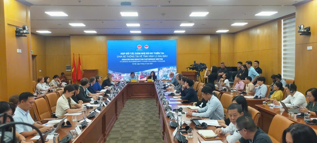 Bão không theo quy luật, lũ lịch sử chưa từng có, 'vượt ngưỡng chịu đựng người dân' - Ảnh 1.