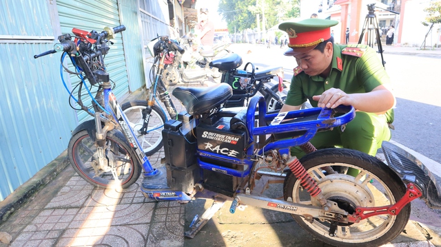 Hiểm họa từ độ chế xe đạp điện của học sinh đến trường - Ảnh 1.