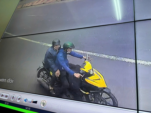 Công an TP.HCM bắt 2 nghi phạm cướp giật dây chuyền trên đường đi tìm việc làm- Ảnh 1. Công an TP.HCM bắt 2 nghi phạm cướp giật dây chuyền trên đường đi tìm việc làm- Ảnh 1.