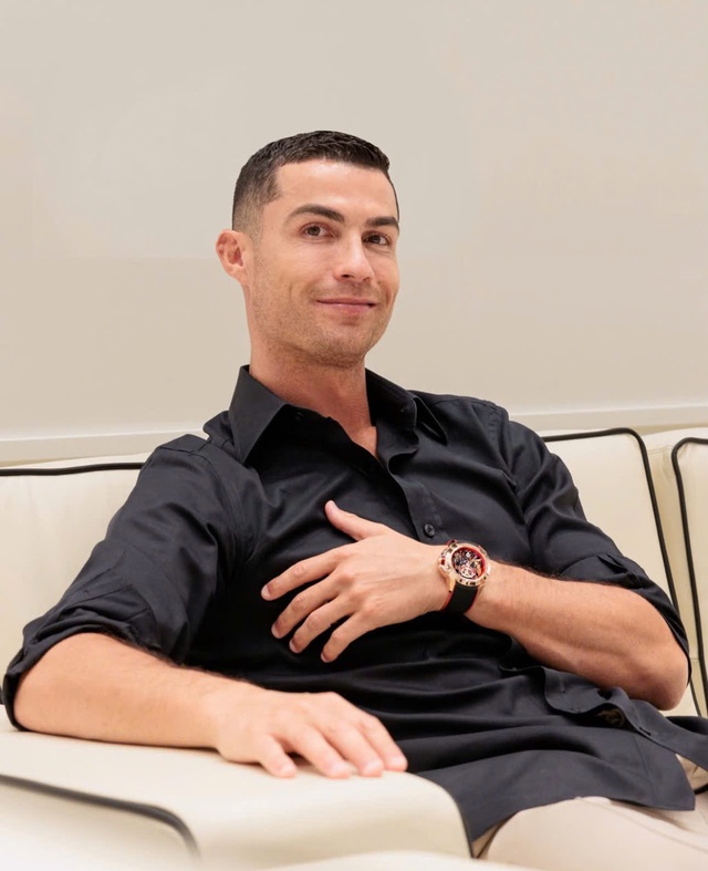Cristiano Ronaldo trở thành tỉ phú đầu tiên trong lịch sử bóng đá - Ảnh 1.