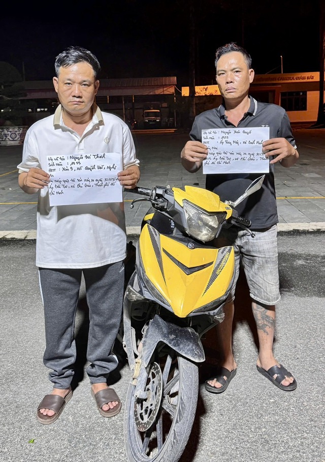 Công an TP.HCM bắt 2 nghi phạm cướp giật dây chuyền trên đường đi tìm việc làm- Ảnh 2. Công an TP.HCM bắt 2 nghi phạm cướp giật dây chuyền trên đường đi tìm việc làm- Ảnh 2.