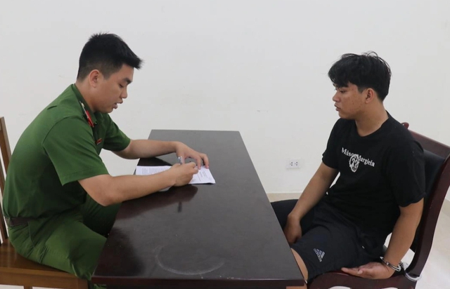 Đà Nẵng: Giả vờ mua điện thoại, cướp giật 2 iPhone rồi lên xe máy tẩu thoát - Ảnh 1.