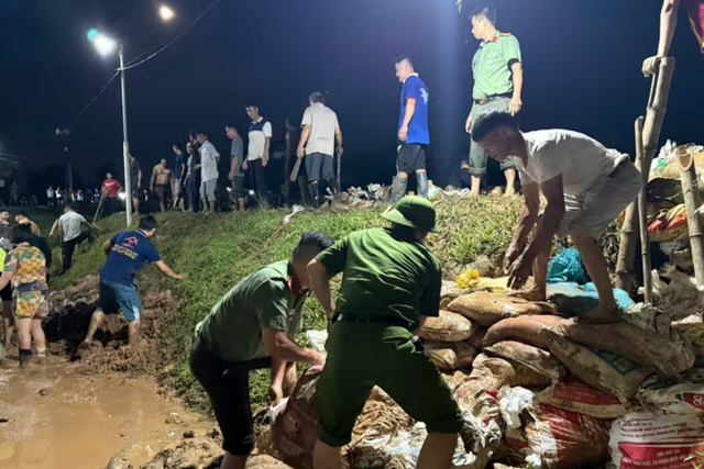 Hà Nội hối hả đắp đê sông Cầu vì nước lũ tiếp tục dâng cao - Ảnh 1.