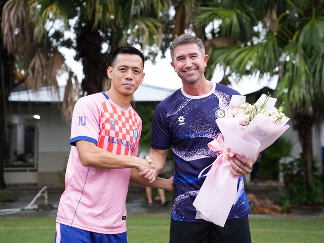 Sếp lớn CLB Hà Nội nói điều bất ngờ trong ngày huyền thoại Harry Kewell ra mắt truyền thông- Ảnh 7. Sếp lớn CLB Hà Nội nói điều bất ngờ trong ngày huyền thoại Harry Kewell ra mắt truyền thông- Ảnh 7.