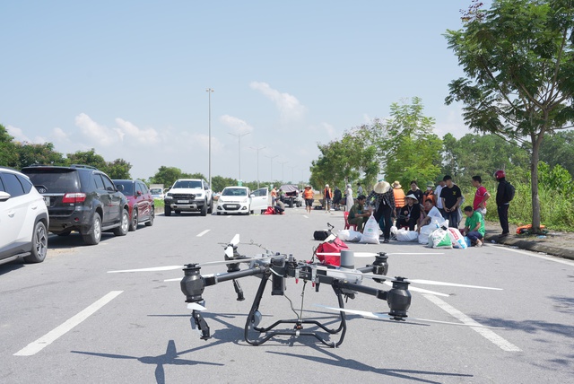 Drone xuyên lũ mang thuốc cứu bé 4 tháng tuổi sốt cao, co giật tại Thái Nguyên - Ảnh 3.