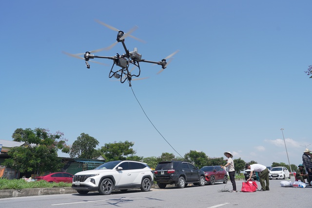 Drone xuyên lũ mang thuốc cứu bé 4 tháng tuổi sốt cao, co giật tại Thái Nguyên - Ảnh 1.