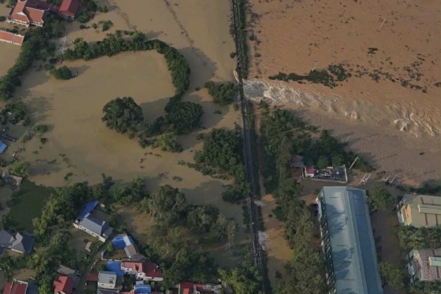 Lũ chảy cuồn cuộn cuốn trôi nền đường sắt tuyến Hà Nội - Thái Nguyên - Ảnh 1.