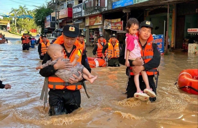 Bão không theo quy luật, lũ lịch sử chưa từng có, 'vượt ngưỡng chịu đựng người dân' - Ảnh 5.