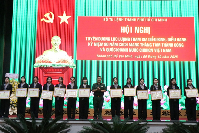 Nữ sinh Trường đại học Luật TP.HCM 3 lần diễu binh tình nguyện nhập ngũ- Ảnh 4.