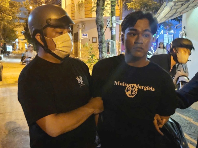 Đà Nẵng: Giả vờ mua điện thoại, cướp giật 2 iPhone rồi lên xe máy tẩu thoát - Ảnh 2.